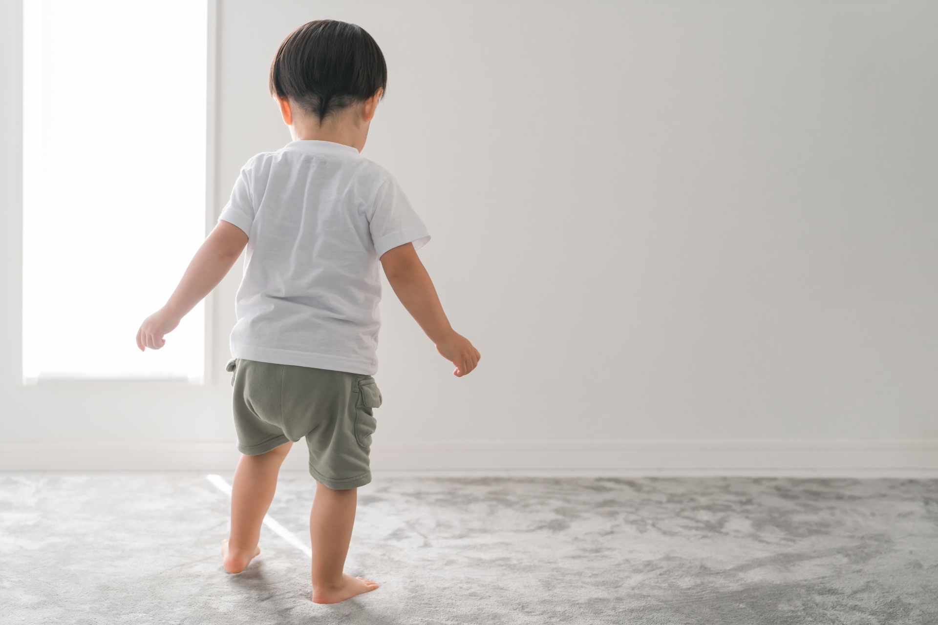 日光が差し込む窓と子供